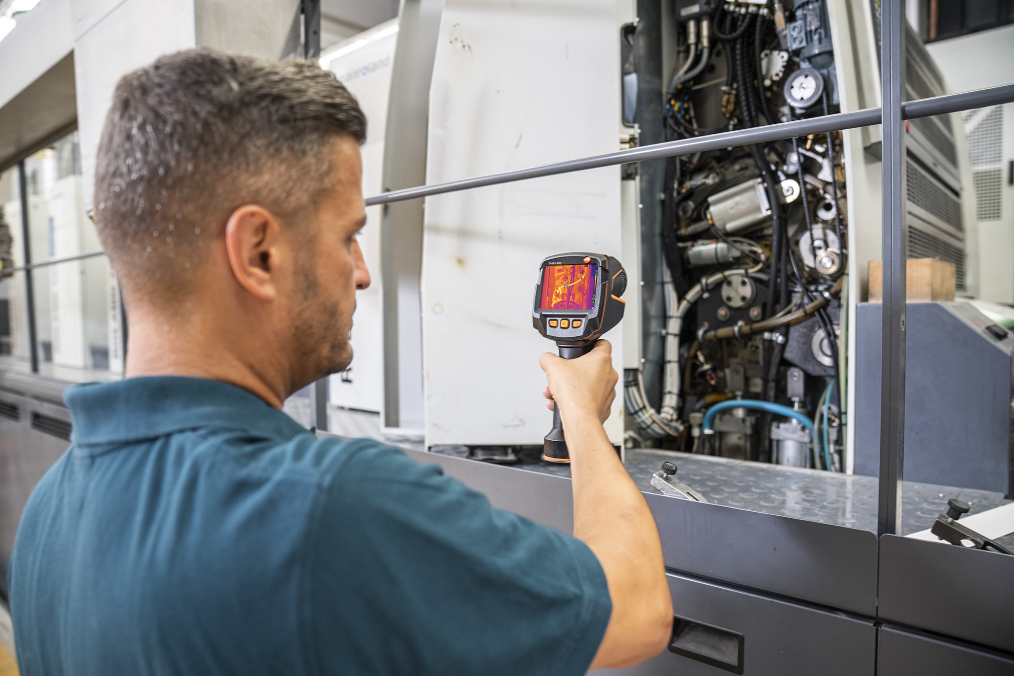 testo 883 Kit - Câmera termográfica (9Hz), inclui maleta, lente adicional, bateria adicional e carregador externo