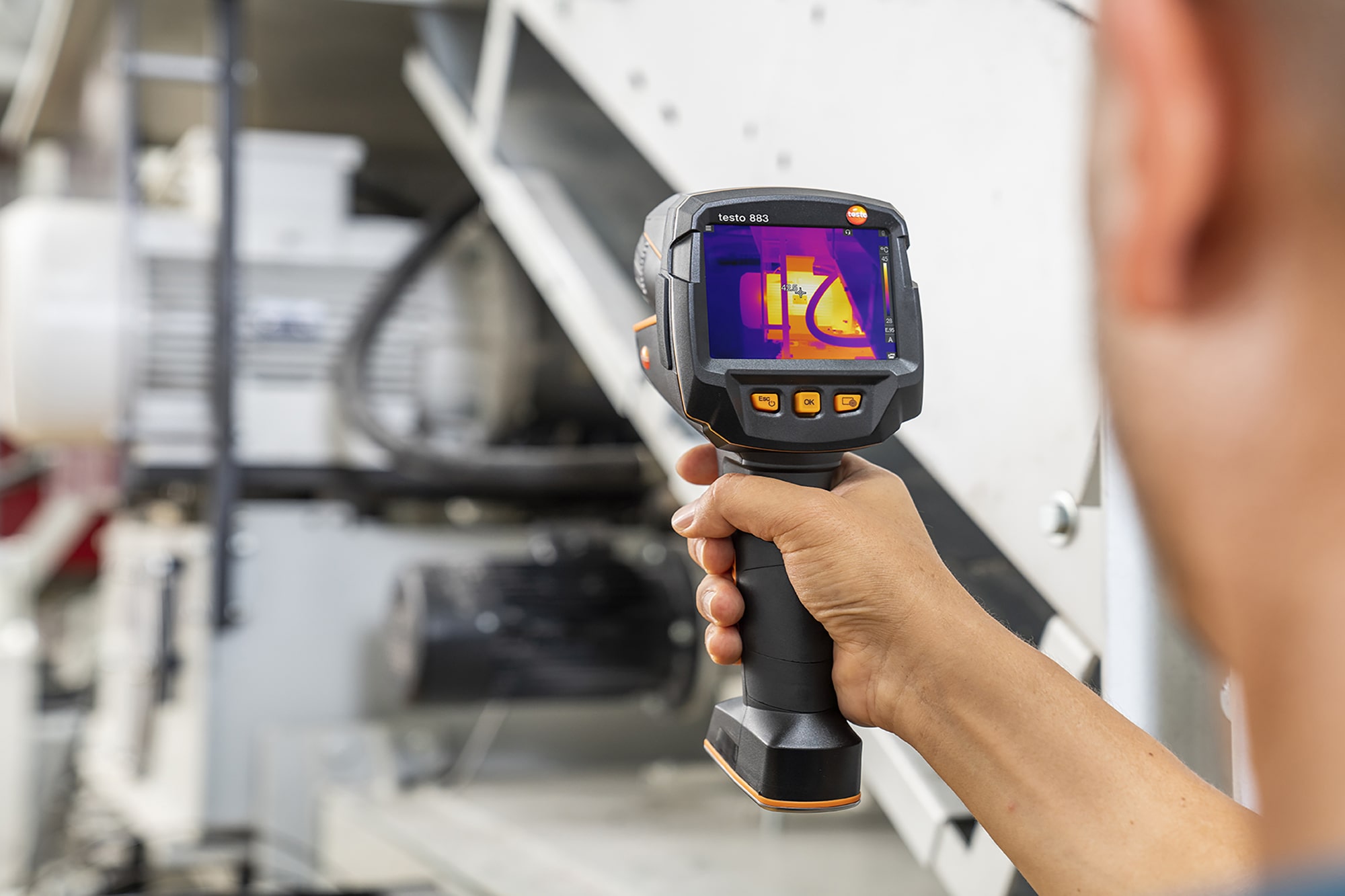 testo 883 Kit - Câmera termográfica (9Hz), inclui maleta, lente adicional, bateria adicional e carregador externo